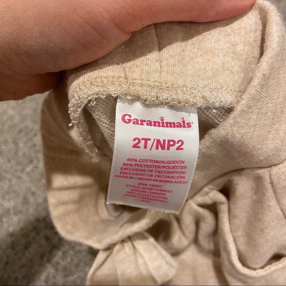 3/$20✨ Girls 2T bundle of tops and bottoms - Picture 12 of 12